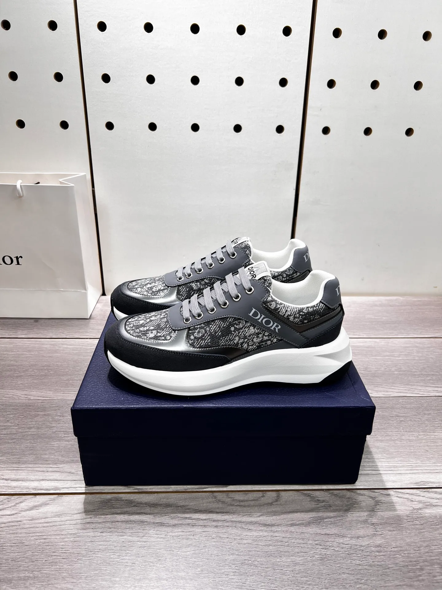 Factory price: 440💰Dior official website new style🎁🎁fashionable casual men's shoes👟, popular style💥simple and elegant version, exclusive for trendy men. Unique official website latest brand elements 👑original decoration, fashionable and generous, imported first-layer cowhide with original fabric✅breathable mesh lining, official website designated wear-resistant casual outsole, counter classic model taken in kind🎬Four colors available, code 38-44. Can be customized 45 non-returnable